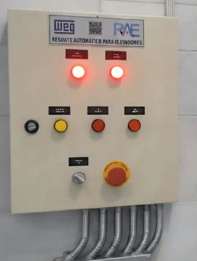 Quadro de comando com o dispositivo de resgate automático RAE instalado