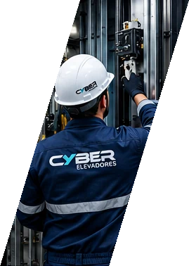 Técnico da Cyber Elevadores, de uniforme e capacete, trabalhando no quadro de comando